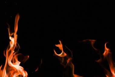 alevler siyah arkaplanda