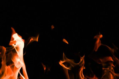 alevler siyah arkaplanda