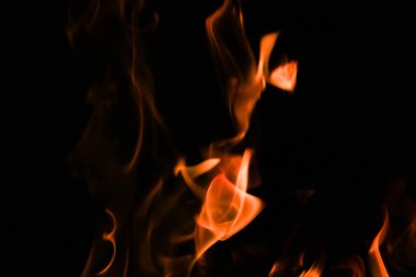 alevler siyah arkaplanda