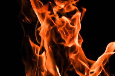 alevler siyah arkaplanda