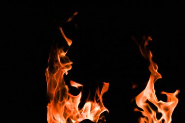 alevler siyah arkaplanda