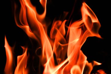 alevler siyah arkaplanda