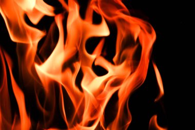 alevler siyah arkaplanda