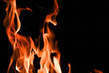 alevler siyah arkaplanda