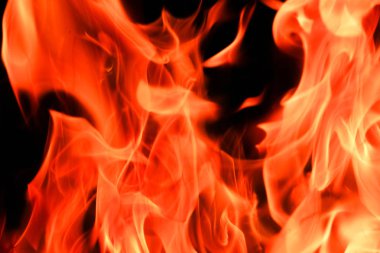 alevler siyah arkaplanda