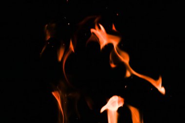 alevler siyah arkaplanda