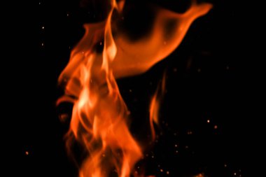 alevler siyah arkaplanda