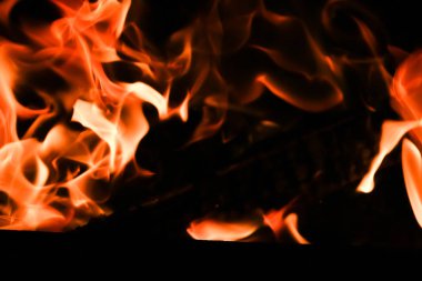 alevler siyah arkaplanda