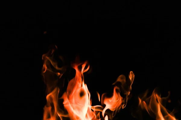 Eld lågor på svart bakgrund — Stockfoto
