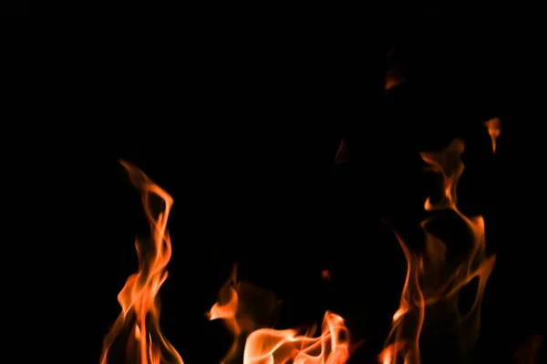 Vuur vlammen op zwarte achtergrond — Stockfoto