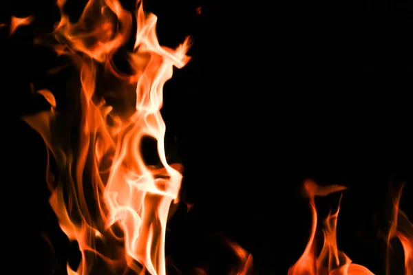 Огонь пламя на черном фоне — стоковое фото