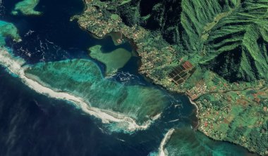 2019 yılında Tahiti Fransız Polinezyası adasının Teahupoo şehrinin kıyıları