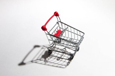 Boş alışveriş arabası beyaz izole, closeup