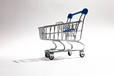 Boş alışveriş arabası beyaz izole, closeup