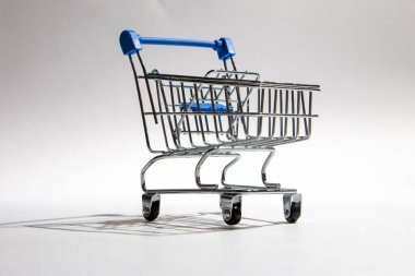 Boş alışveriş arabası beyaz izole, closeup