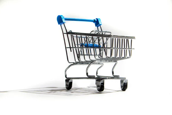 Vazio carrinho de compras isolado em branco, close-up — Fotografia de Stock