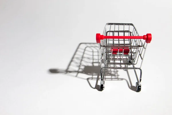 Vazio carrinho de compras isolado em branco, close-up — Fotografia de Stock