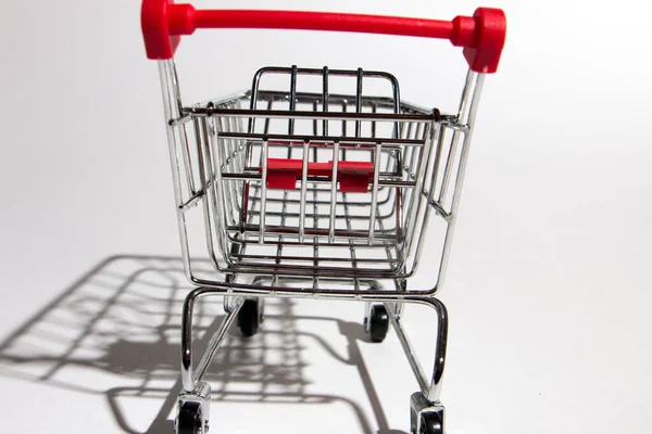 Vazio carrinho de compras isolado em branco, close-up — Fotografia de Stock