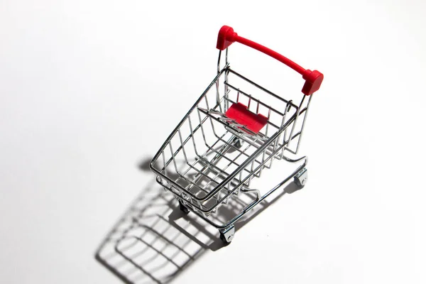 Vazio carrinho de compras isolado em branco, close-up — Fotografia de Stock