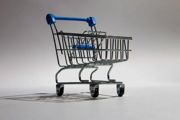 Vazio carrinho de compras isolado em branco, close-up — Fotografia de Stock