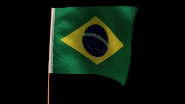 Bandera Nacional Brasil Poste Madera Ondeando Viento Sobre Fondo Negro — Vídeo de stock