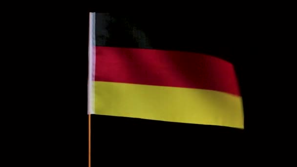 Die Deutsche Nationalflagge Einer Holzstange Flattert Wind Auf Schwarzem Hintergrund — Stockvideo