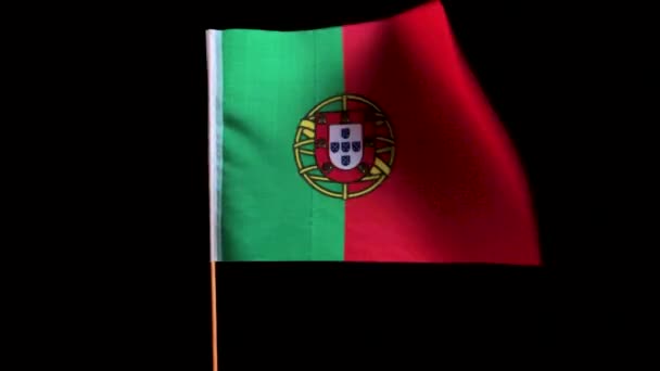 Національний прапор Португалії летить вітром, на чорному тлі. — стокове відео