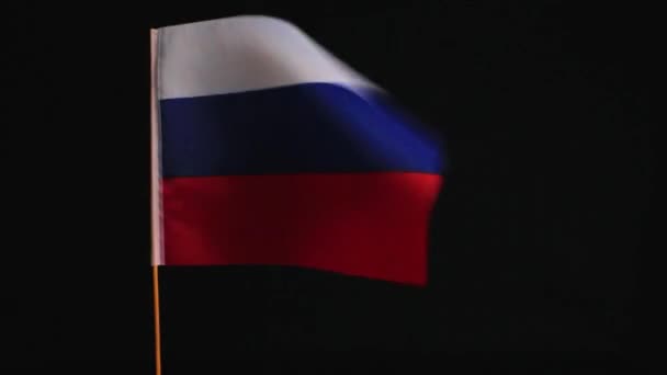 Rusya 'nın ulusal bayrağı siyah bir arka planda rüzgarda dalgalanıyor. — Stok video