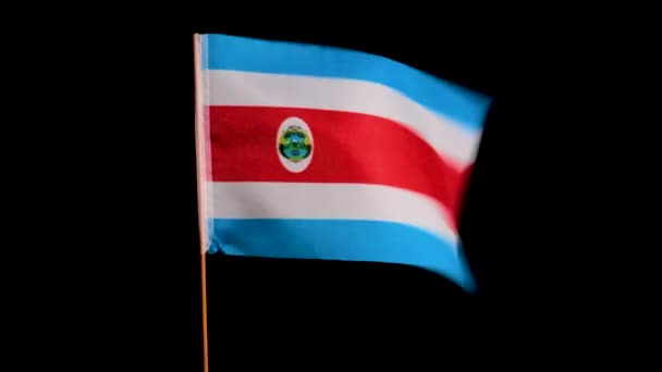 De nationale vlag van Costa Rica wappert in de wind, op een zwarte achtergrond — Stockvideo
