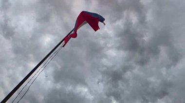 Rusya 'nın ulusal bayrağı rüzgarda sallanıyor. Yavaş çekim