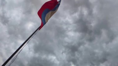 Rusya 'nın ulusal bayrağı rüzgarda sallanıyor. Yavaş çekim