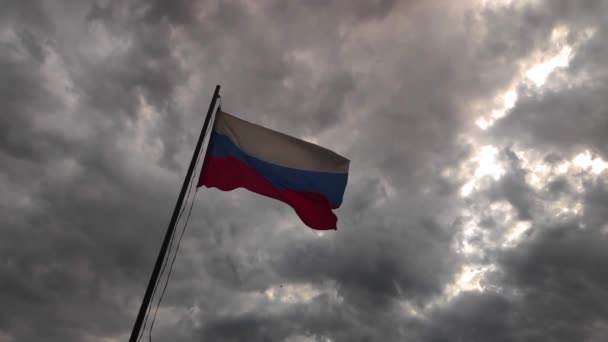 La bandera nacional de Rusia se está desarrollando en el viento. lento mo — Vídeo de stock