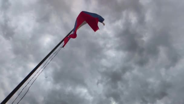 De nationale vlag van Rusland ontwikkelt zich in de wind. Langzame beweging — Stockvideo