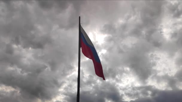 Die russische Nationalflagge entwickelt sich im Wind. Langsames Wachstum — Stockvideo