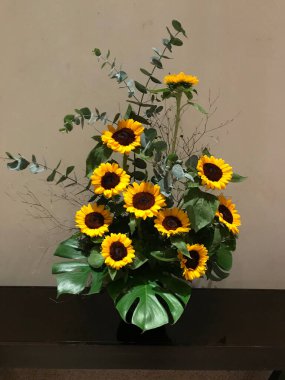 Apartmanımızın lobisinde güzel bir çiçek aranjmanı. 