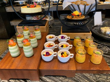 Asya merkezli otellerde otel kahvaltısı harikadır. Burada kalırken yiyebileceğiniz inanılmaz yayılımın bir görüntüsü var. 