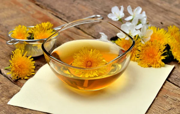 Dandelion honey in a glass bowl and dandelion head around — Stock Photo, Image