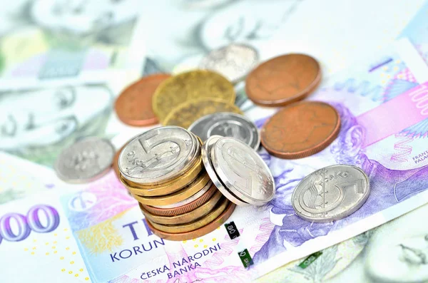 Stapel verschiedener tschechischer Münzen auf Banknoten — Stockfoto