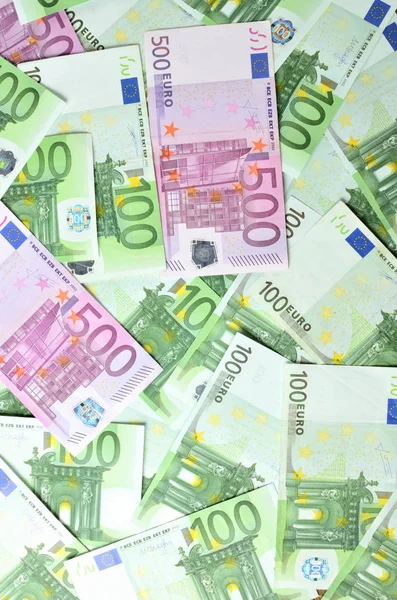Текстура банкнот евро - фон из сотен евро - вертикальная фотография — стоковое фото