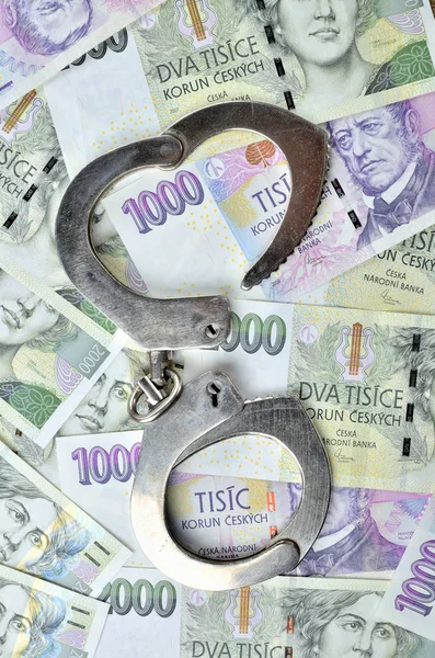 Corruption - Menottes de police sur les billets de banque tchèques, argent de la couronne tchèque CZK - le concept de finance et de criminalité — Photo