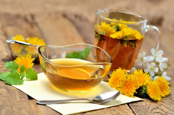 Pampeliškový med, bylinkový čaj, Jarní květina, lžíce, koriandru a pampeliška hlava kolem — Stock fotografie