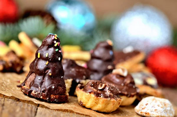 Yakın çekim farklı kağıt ve Noel süsleri pişirme üzerinde şeker ile Noel tatlılar — Stok fotoğraf