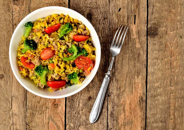 Blick von oben auf Schüssel mit Thunfisch-Risotto mit Gemüse, Tomaten, Brokkoli und Petersilie — Stockfoto