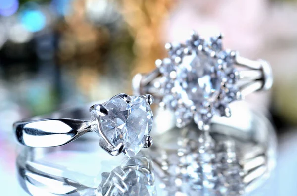Close-up de anel de prata com pedra artificial e outro anel no fundo - jóias, equilíbrio de cor fria — Fotografia de Stock