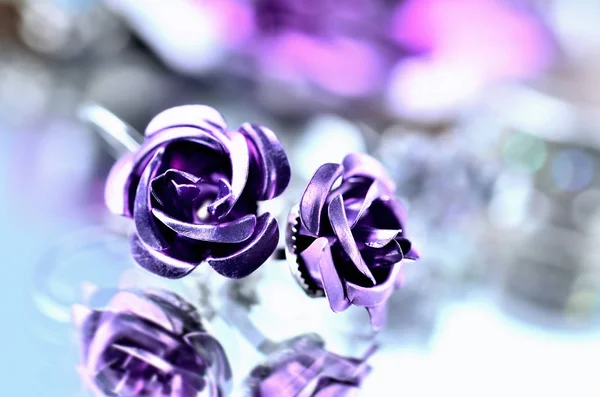 バラの形をした紫のピアス — ストック写真