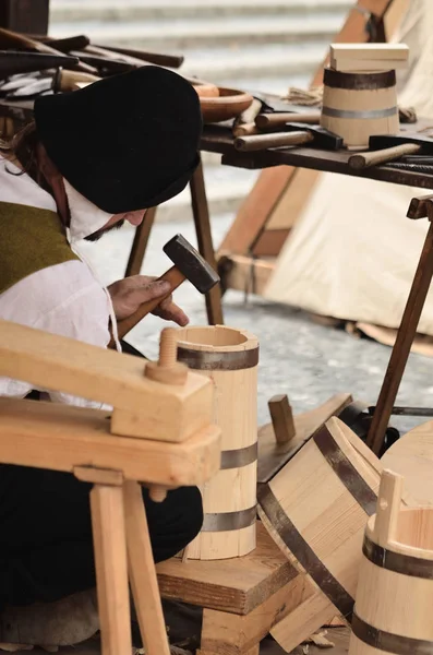 Artigiano fare un tini medievali nella sua officina - foto verticale — Foto Stock