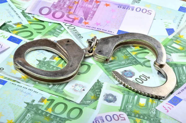 Κοντινό πλάνο της αστυνομίας χειροπέδες τραπεζογραμμάτια ευρώ - έννοια της διαφθοράς — Φωτογραφία Αρχείου