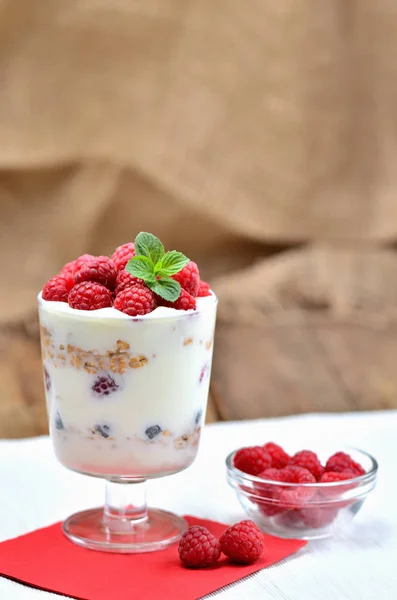 Griechischer Joghurt mit frischen Himbeeren - vertikales Foto — Stockfoto
