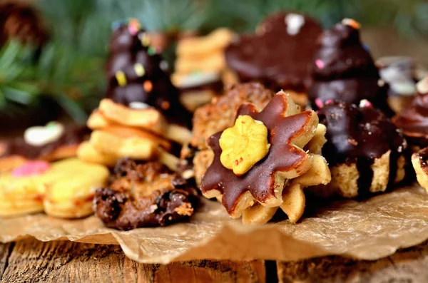 Julgodis med olika typer av godis på bakning papper och juldekorationer — Stockfoto