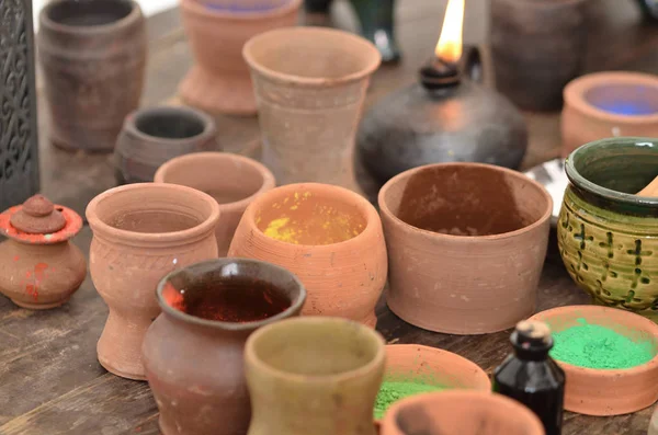 Inchiostri calligrafici medievali pigmenti minerali in vaso di ceramica — Foto Stock